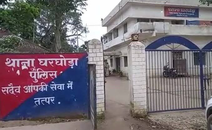 बिग ब्रेकिंग घरघोड़ा : पुलिस पर लगे गंभीर भ्रष्टाचार के आरोप, थाना प्रभारी समेत तीन पुलिसकर्मी लाइन अटैच, रिश्वतखोरी का हुआ पर्दाफाश