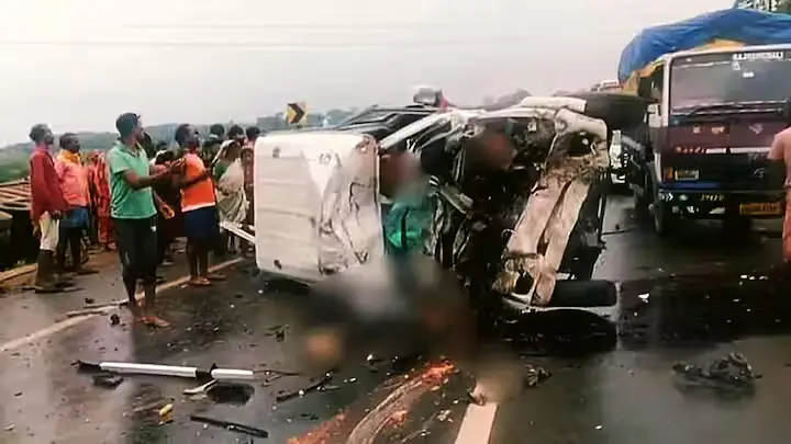एक ही दिन में दो सड़क हादसे, 12 की मौत : पुरुलिया में बोलेरो-ट्रक भिड़ंत, हावड़ा में बस-लॉरी टकराई