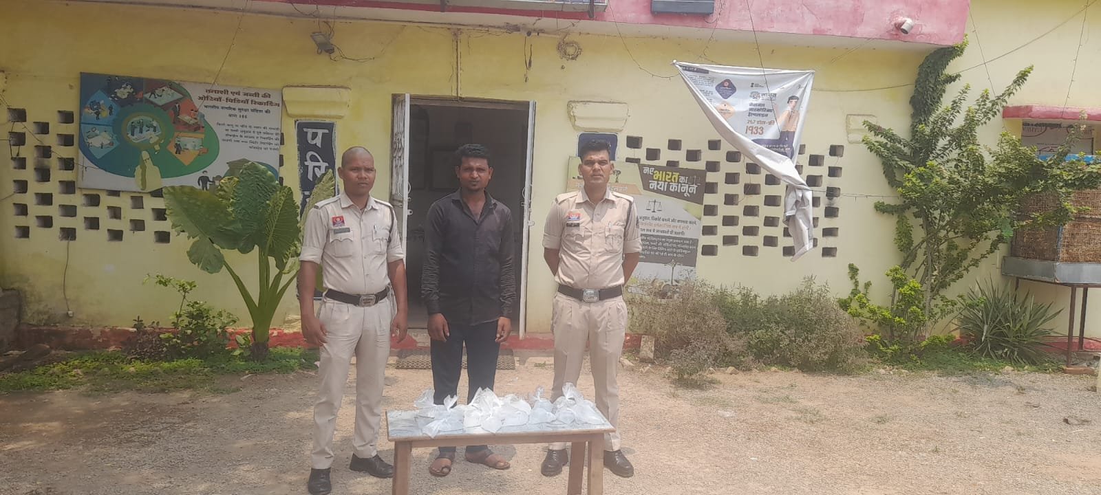 पचपेड़ी क्षेत्र में अवैध कच्ची शराब पर पुलिस का शिकंजा — दो आरोपी गिरफ्तार, 16 लीटर शराब जप्त