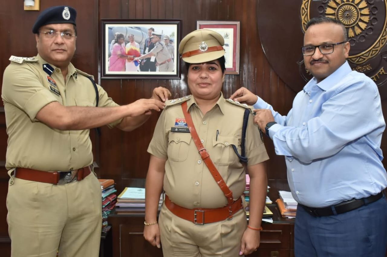 दुर्ग रेंज के नौ निरीक्षक पदोन्नत होकर बने उप पुलिस अधीक्षक,आईजी ने किया स्टार लगाकर पदोन्नत