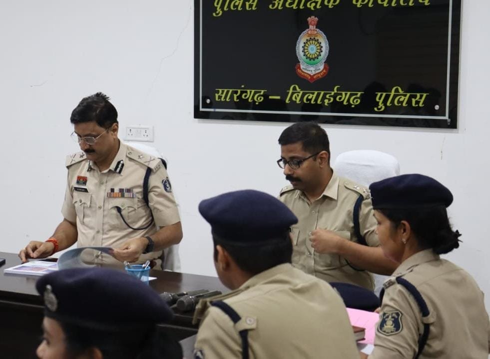 समीक्षा बैठक में आईजी डॉ. संजीव शुक्ला ने सुदृढ़ पुलिसिंग हेतु दिये आवश्यक निर्देश