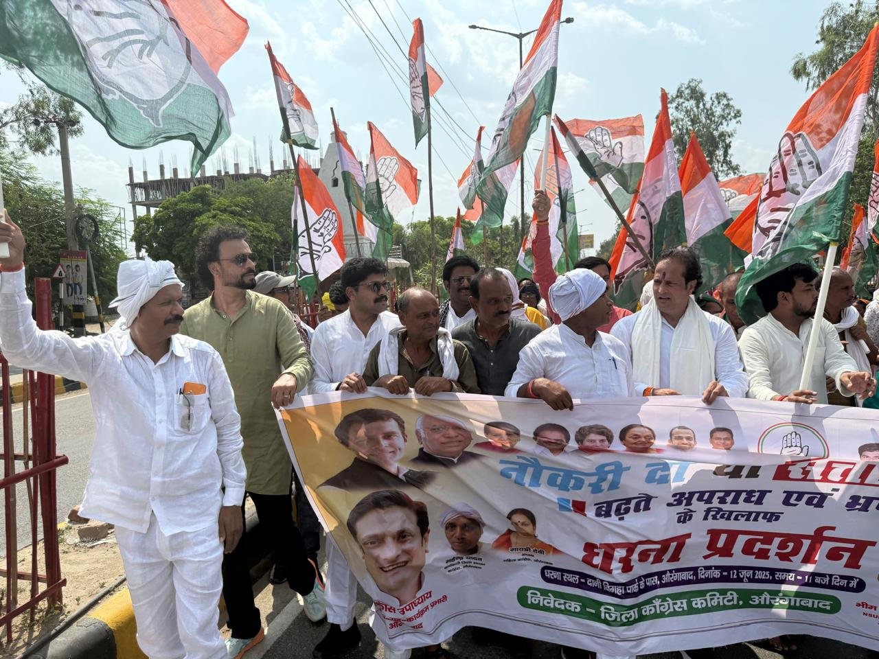 नीतीश और मोदी सरकार बताए कितने साल नौकरी के लिए इंतजार करे । नौकरी दो या सत्ता छोड़ो