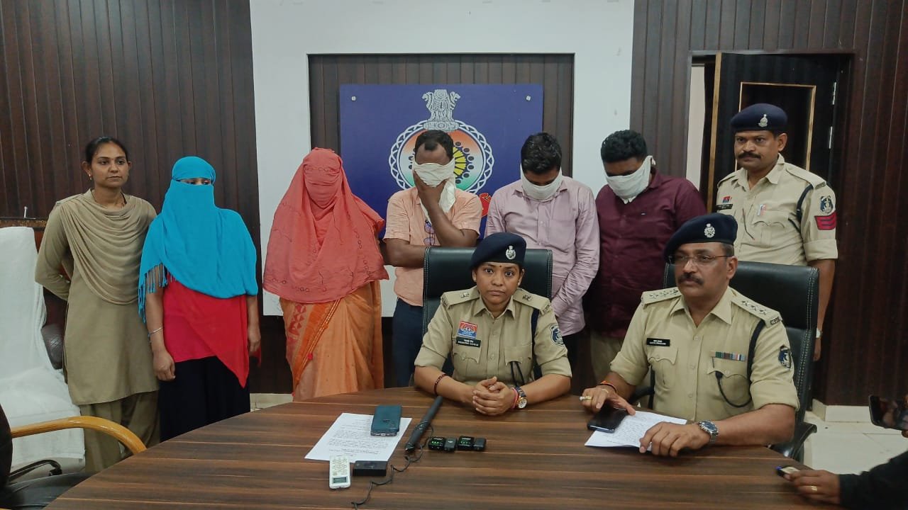 स्पा सेंटर की आड़ में देह व्यापार करने के पांच आरोपी गिरफ्तार