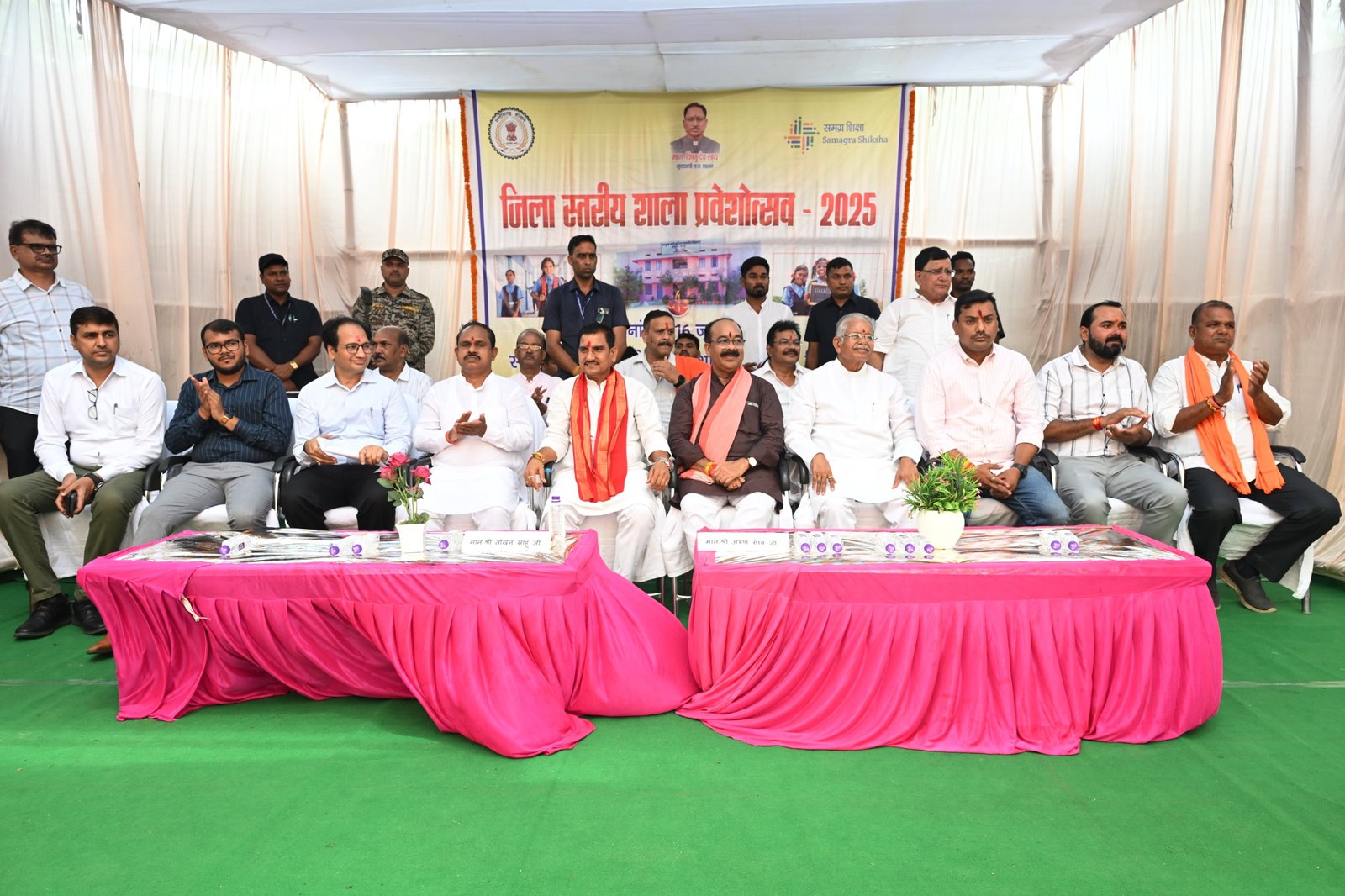 उत्साह और उल्लास से मना शाला प्रवेशोत्सवतोखन साहू और अरूण साव पहुंचे स्कूल, बच्चों को किया सम्मानितस्कूल के विकास के लिए 20 लाख की घोषणा