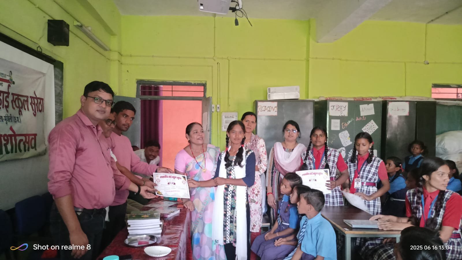 शाला प्रवेशोत्सव में विद्यार्थियों का हुआ तिलक व स्वागत, अतिथियों ने किया पौधरोपण