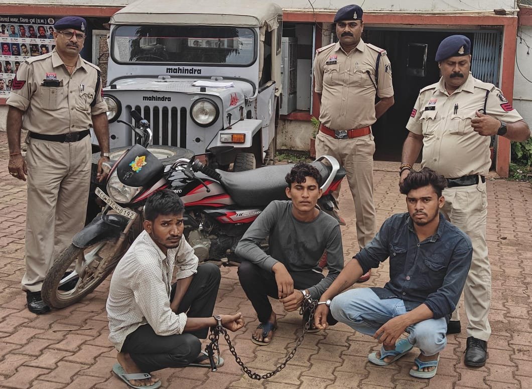 गैरेज से महिन्द्रा जीप चोरी करने के तीन आरोपी जेल दाखिल