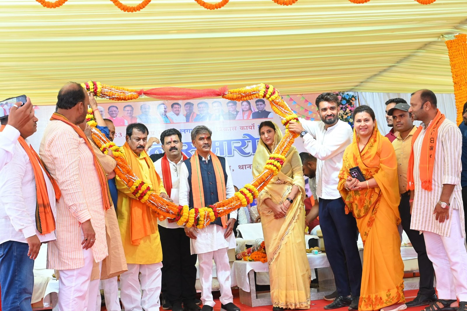 बिरनपुर कांड में मृतक के नाम पर गार्डन व मूर्ति के लिए 10 लाख की घोषणा, कई विकास कार्यों का मिला सौगात