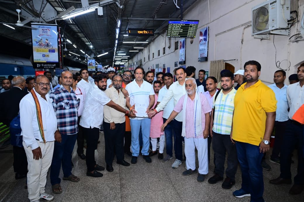 पूर्व विधायक विकास उपाध्याय के नेतृत्व में कांग्रेसजनों ने दक्षिण पूर्व मध्य रेलवे के जीएम तरूण प्रकाश को सौंपा ज्ञापन