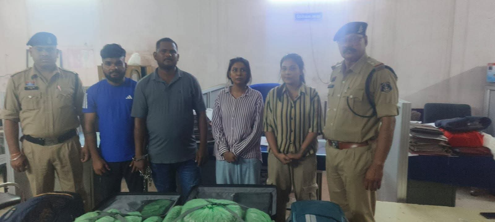 रायपुर पुलिस की बड़ी कार्यवाही: तेलघानी नाका से 23 किलो गांजा जब्त, 2 युवक-2 युवतियां गिरफ्तार