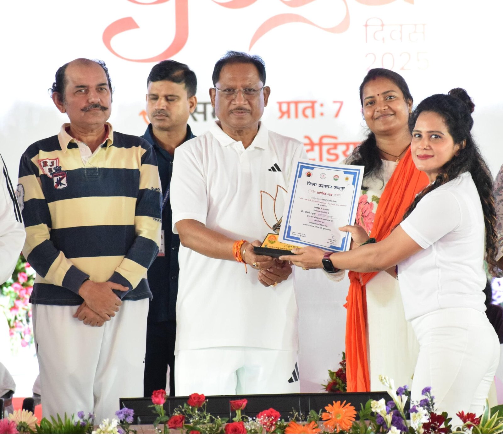 योग दिवस पर मुख्यमंत्री ने किया सामूहिक योग रणजीता स्टेडियम में हुआ भव्य आयोजन, हजारों लोगों ने लिया भाग 108 करोड़ के विकास कार्यों का भी हुआ भूमिपूजन और लोकार्पण