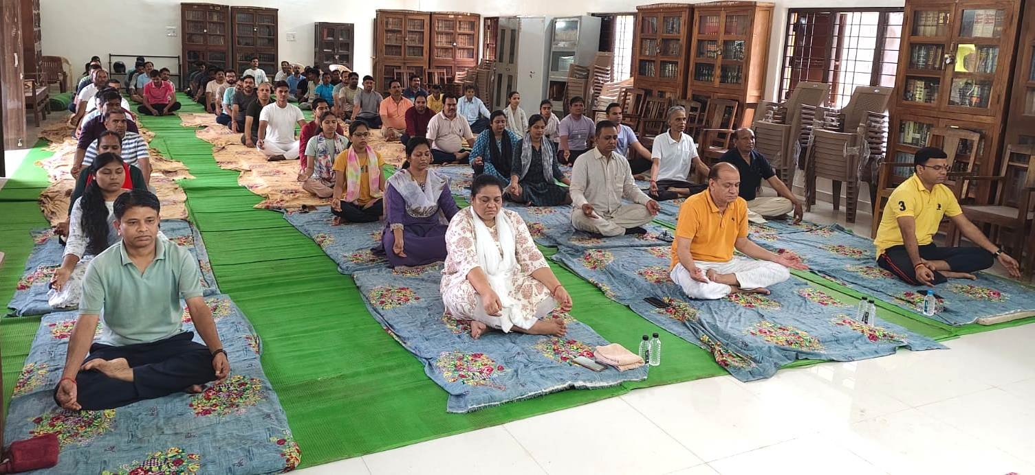 अंतरराष्ट्रीय योग दिवस: जिला न्यायालय परिसर में किया गया योगाभ्यास