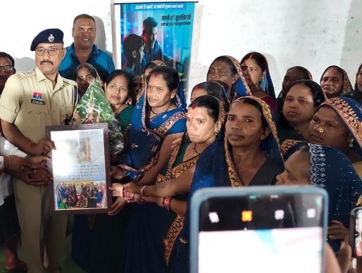 एसपी पाण्डेय ने जन चौपाल लगाकर ग्रामीणों से किया जनसंवाद  महिला कमाण्डो का किया गठन