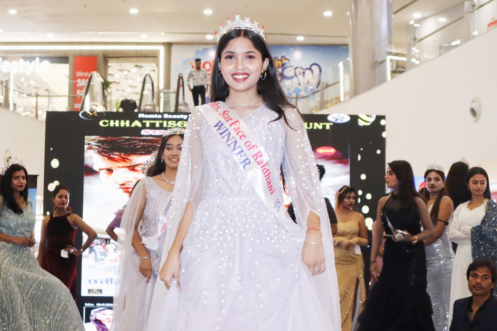 मुंगेली की दृष्टि सिंह ठाकुर ने बढ़ाया जिले का मान, Miss star face of rajdhani विनर 2025 सीनियर कैटेगरी में फस्ट विनर का जीता खिताब