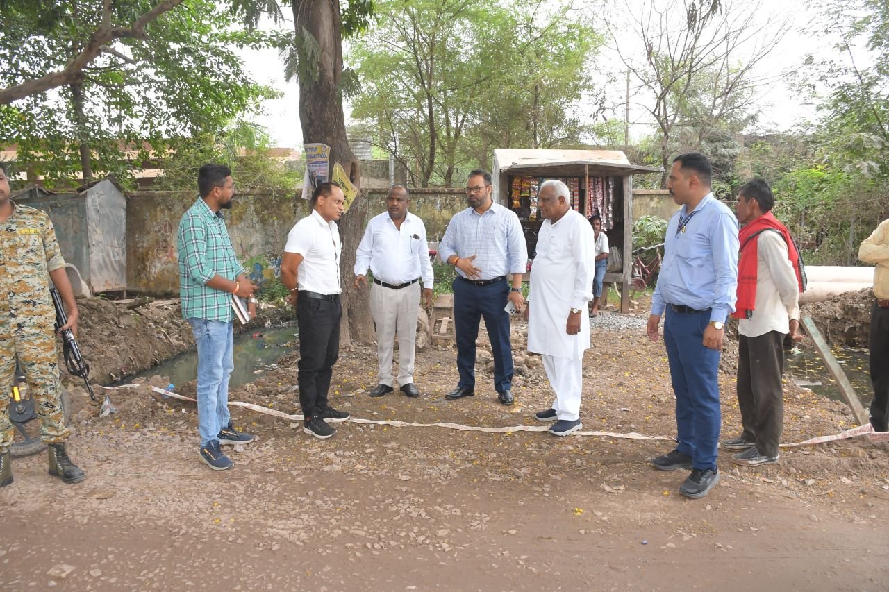 विधायक एवं कलेक्टर ने मुंगेली शहर में विभिन्न निर्माण कार्यों का किया अवलोकन