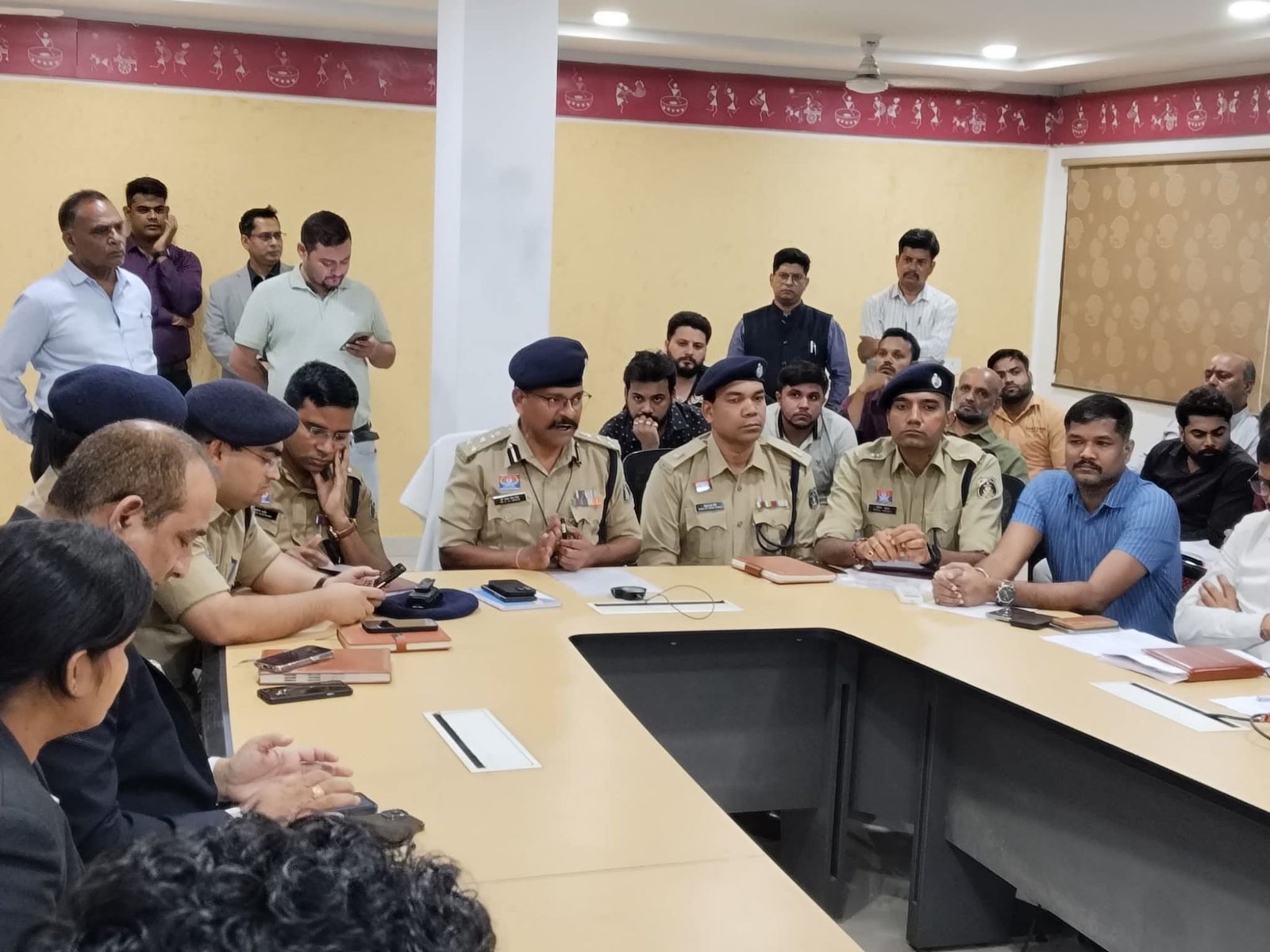 रायपुर पुलिस ब्रेकिंग: होटल, क्लब और बार संचालकों की बैठक, वरिष्ठ पुलिस अधीक्षक ने दिए कड़े निर्देश।
