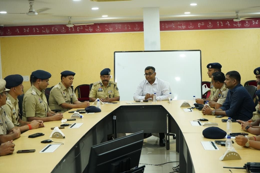 आईजी अमरेश मिश्रा ने ली पुलिस अधिकारियों की बैठक