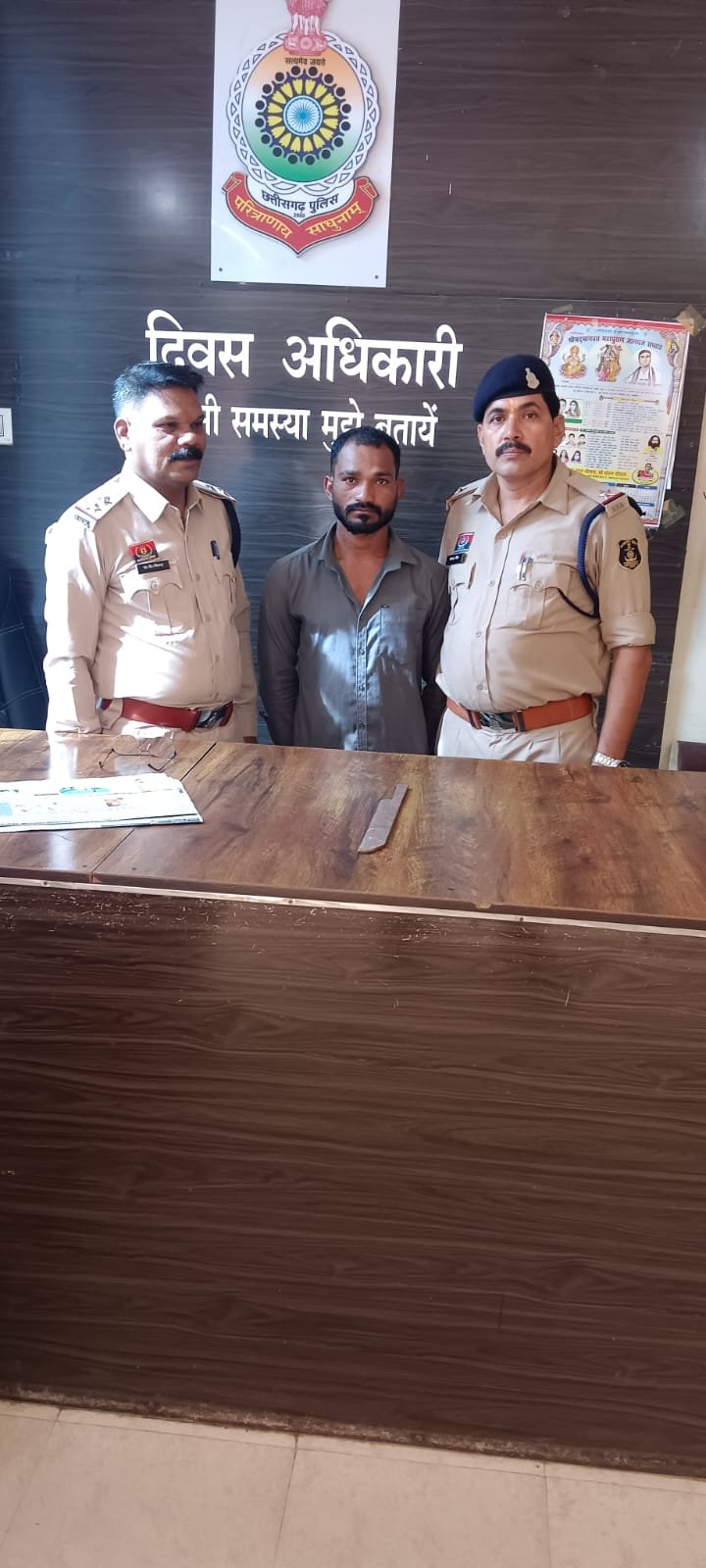 चाकू लहराकर दहशत फैला रहा था बदमाश, सरकंडा पुलिस ने किया गिरफ्तार