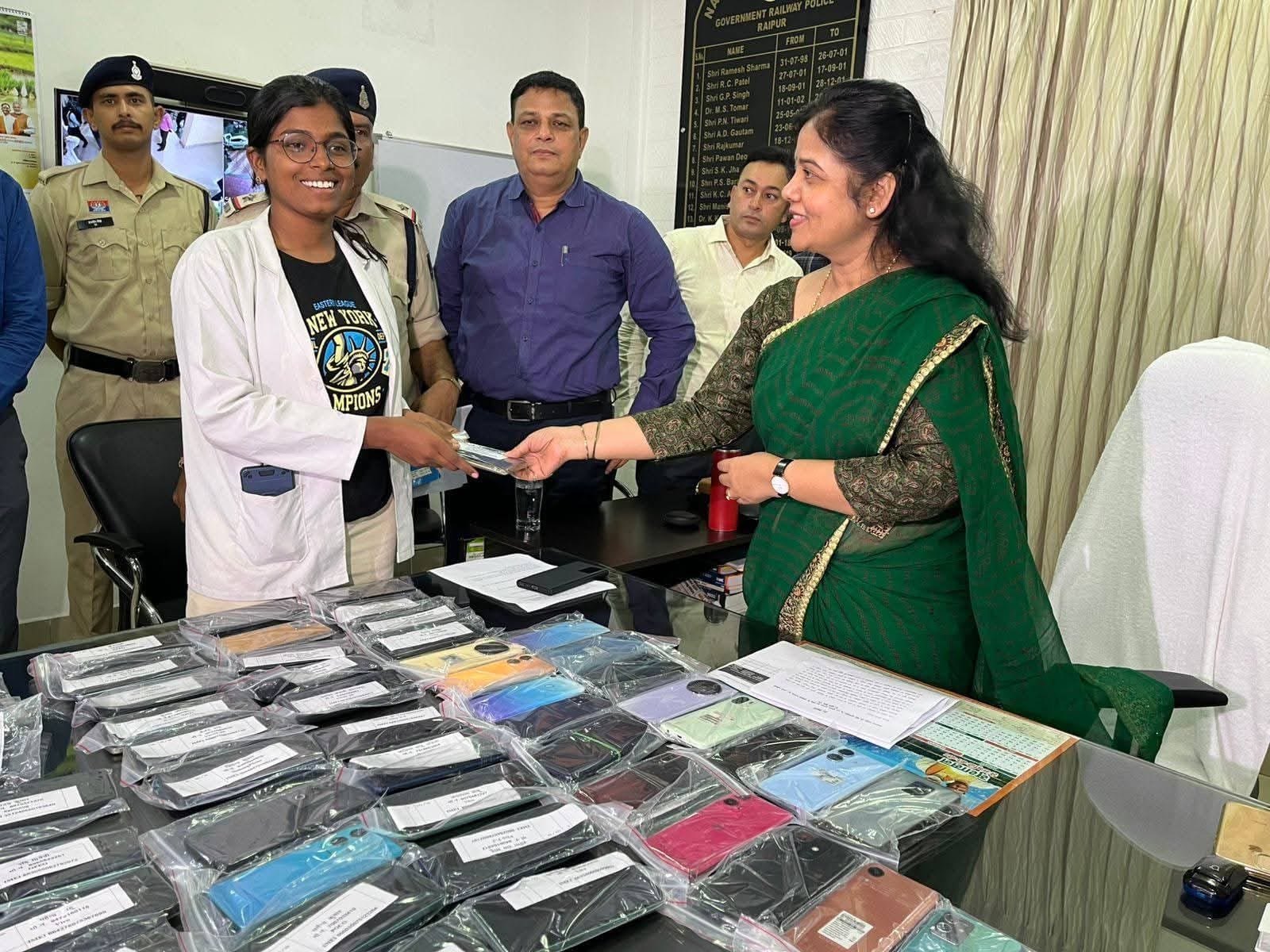 रायपुर जीआरपी की बड़ी सफलता – ट्रेन और प्लेटफॉर्म से गुम हुए 75 मोबाइल यात्रियों को लौटाए एसपी श्वेता सिन्हा की निगरानी में ऑपरेशन सक्सेसफुल, यात्रियों के चेहरे पर लौटी मुस्कान