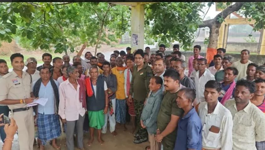अब गांव-गांव पहुंच रही पुलिस की योजनाएं, ग्राम बांधा में ‘सियान चेतना अभियान’ से ग्रामीणों में जागरूकता<br>चौकी प्रभारी संजीव ठाकुर की पहल को ग्रामीणों ने सराहा, अपराध में आई कमी