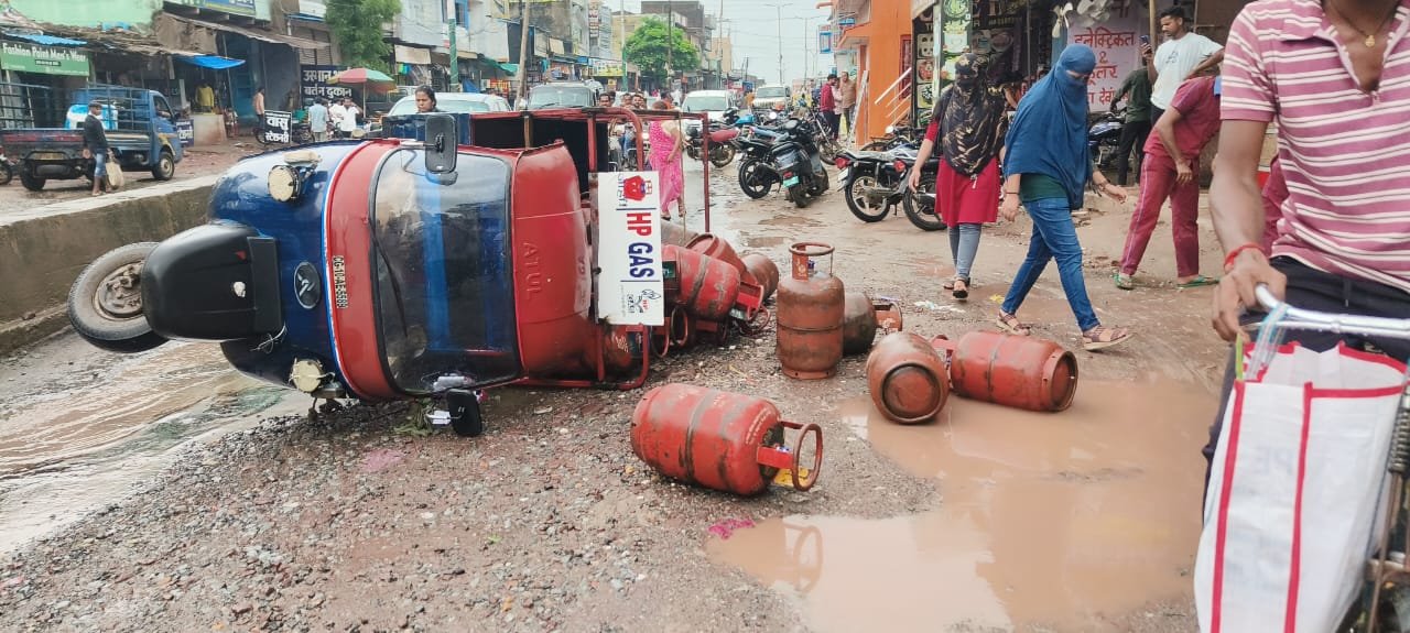 गड्ढे में भरे पानी के कारण गैस ऑटो पलटा, बड़ी दुर्घटना टली