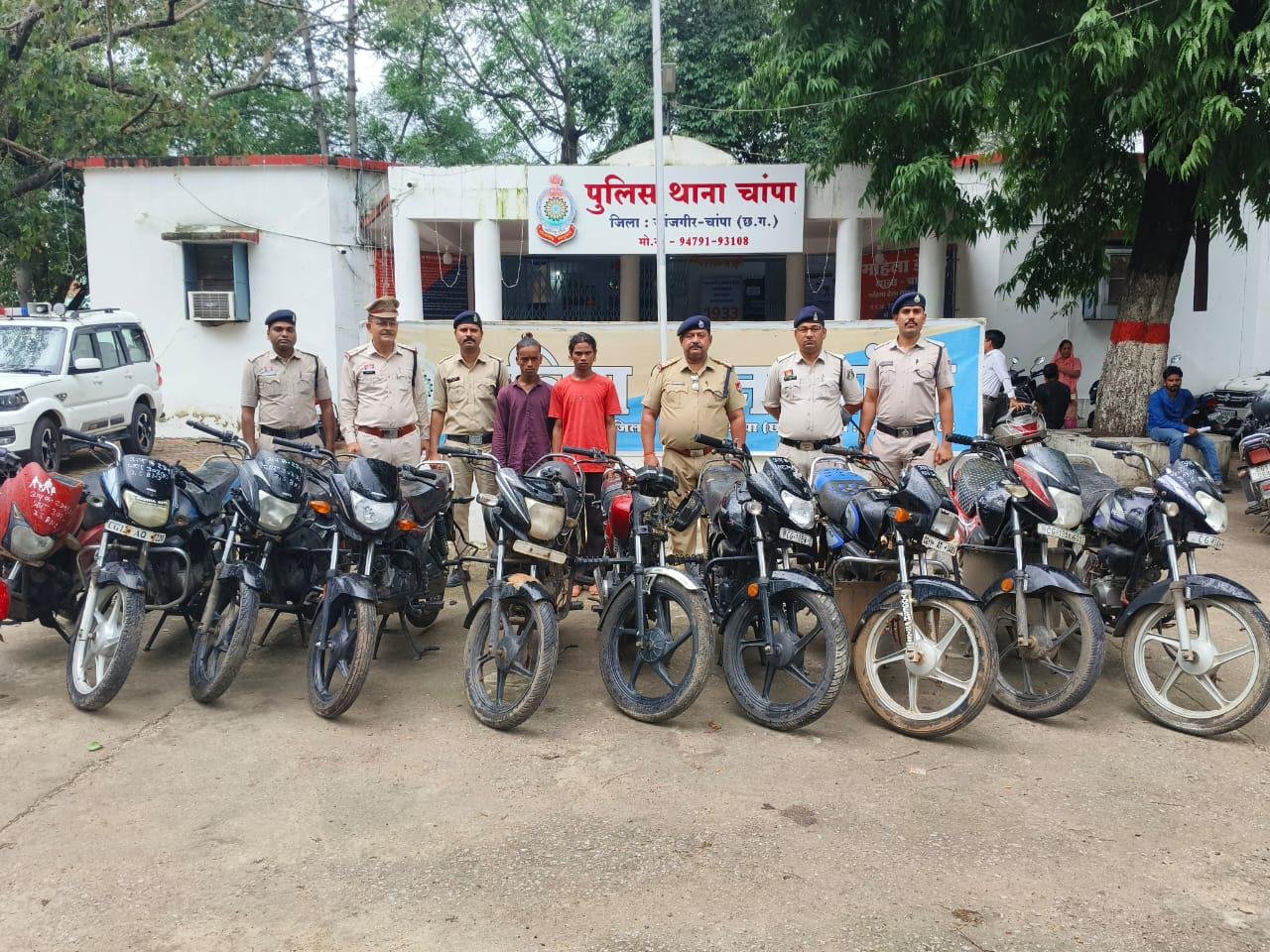 चांपा पुलिस को बड़ी सफलता, बाइक चोर गिरोह के दो सदस्य गिरफ्तार, 10 मोटरसाइकिल बरामद