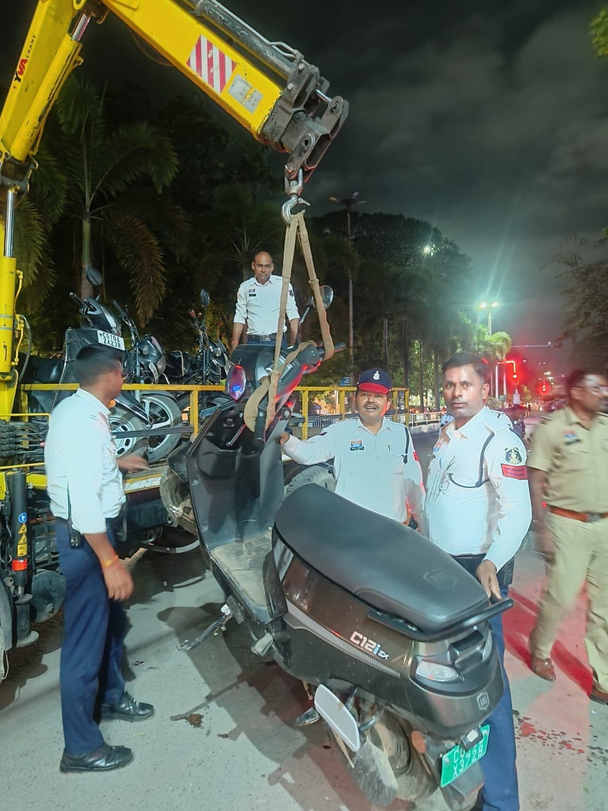 “बिलासपुर में यातायात बाधा बनने वाले वाहनों पर सख्त कार्रवाई – व्हील लॉक और लिफ्टिंग जारी”