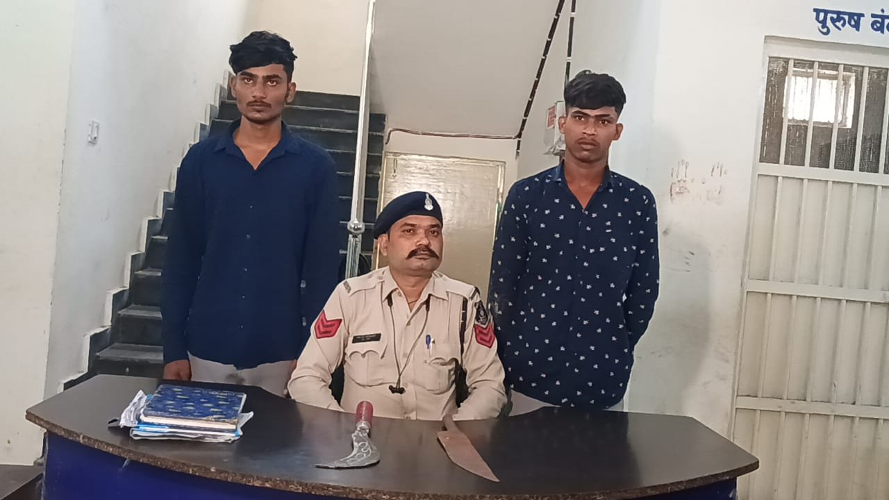 जरहाभाठा में धारदार हथियार लहराकर फैला रहे थे दहशत, सिविल लाइन पुलिस ने दबोचा
