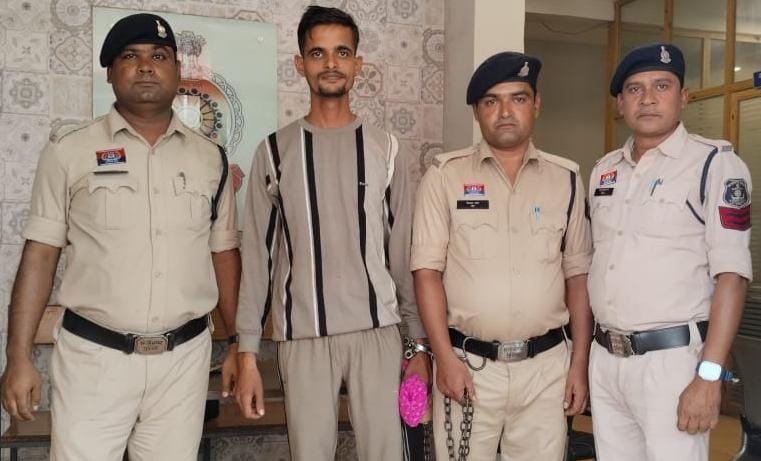 जमानत कराने के नाम पर धोखाधड़ी करने का फरार आरोपी जेल दाखिल  पैरोल पर आये आरोपी ने दिया घटना को अंजाम
