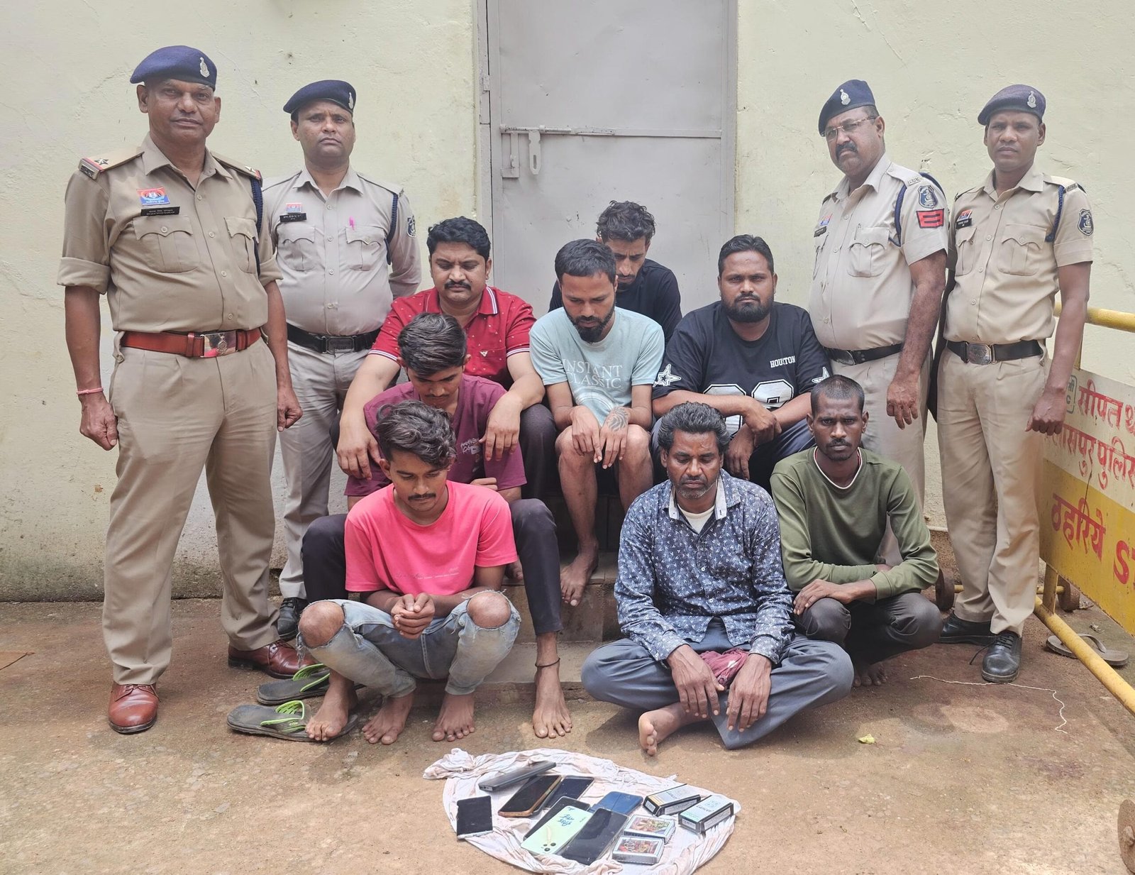 सीपत पुलिस की रेड कार्रवाई: नहर के पास चल रहे जुआ फड़ पर छापा, 8 आरोपी गिरफ्तार, मोबाइल-ताश व नगदी बरामद<br>
