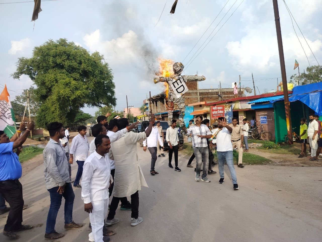 कांग्रेसियों ने बरेला बिजली आफिस का घेराव एवं ईडी के विरोध मे किया पुतला दहन