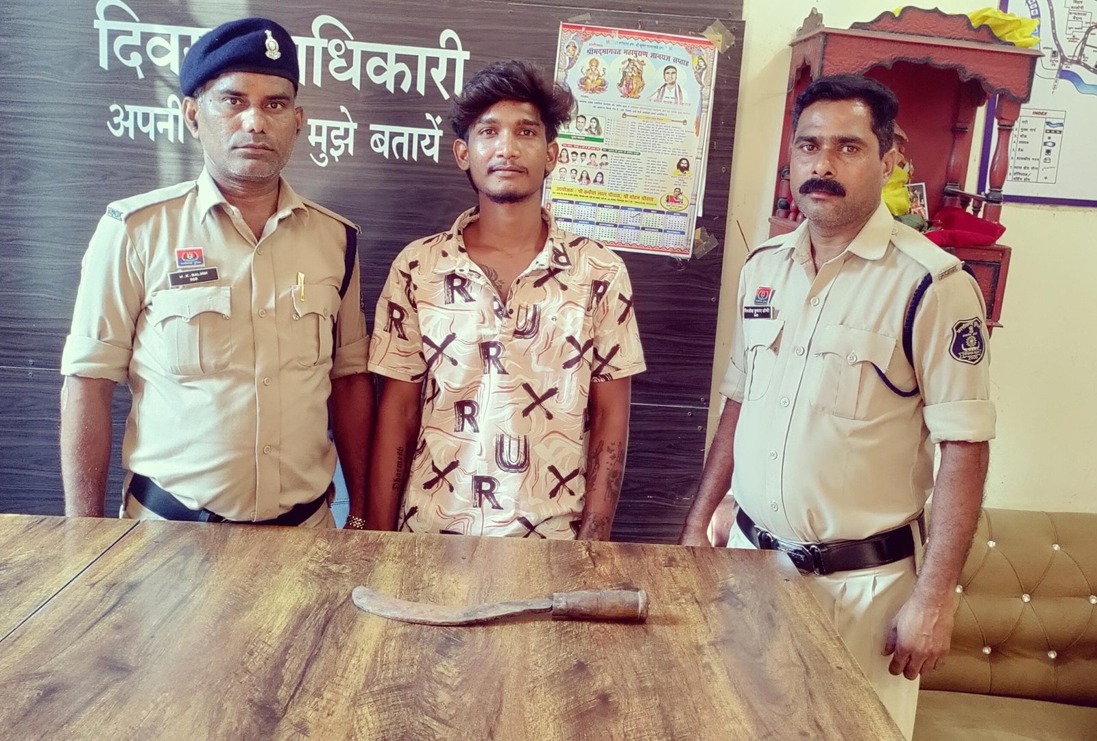 सरकंडा थाना क्षेत्र में हथियार लहराते 2 युवकों और 1 नाबालिग को पुलिस ने किया गिरफ्तार, धारदार चाकू-चापड़ जब्त