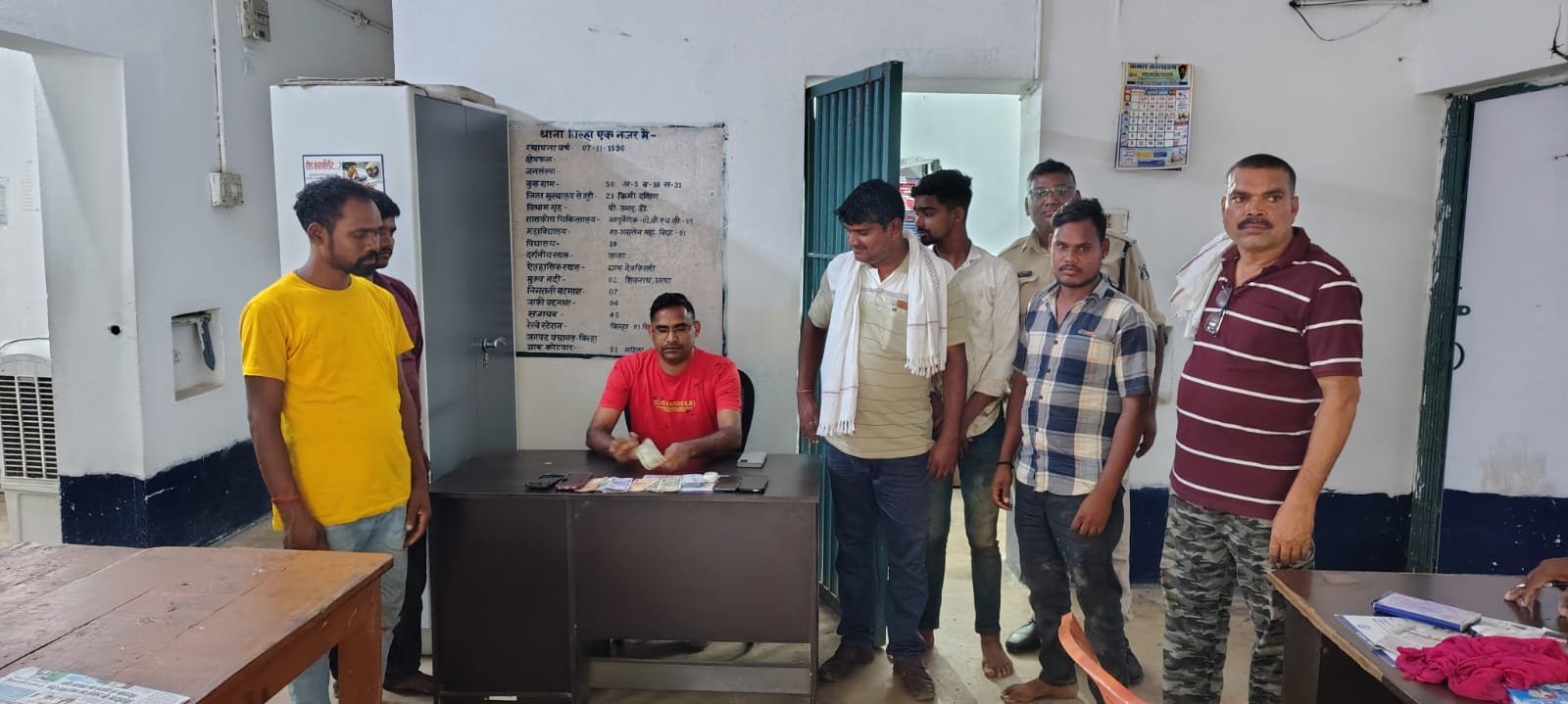बिल्हा पुलिस की कार्यवाही, जुए के फड़ पर दबिश देकर 5 आरोपी गिरफ्तार<br>ऑपरेशन प्रहार के तहत 52 पत्ती ताश, बोरी फट्टी और नगद रकम बरामद