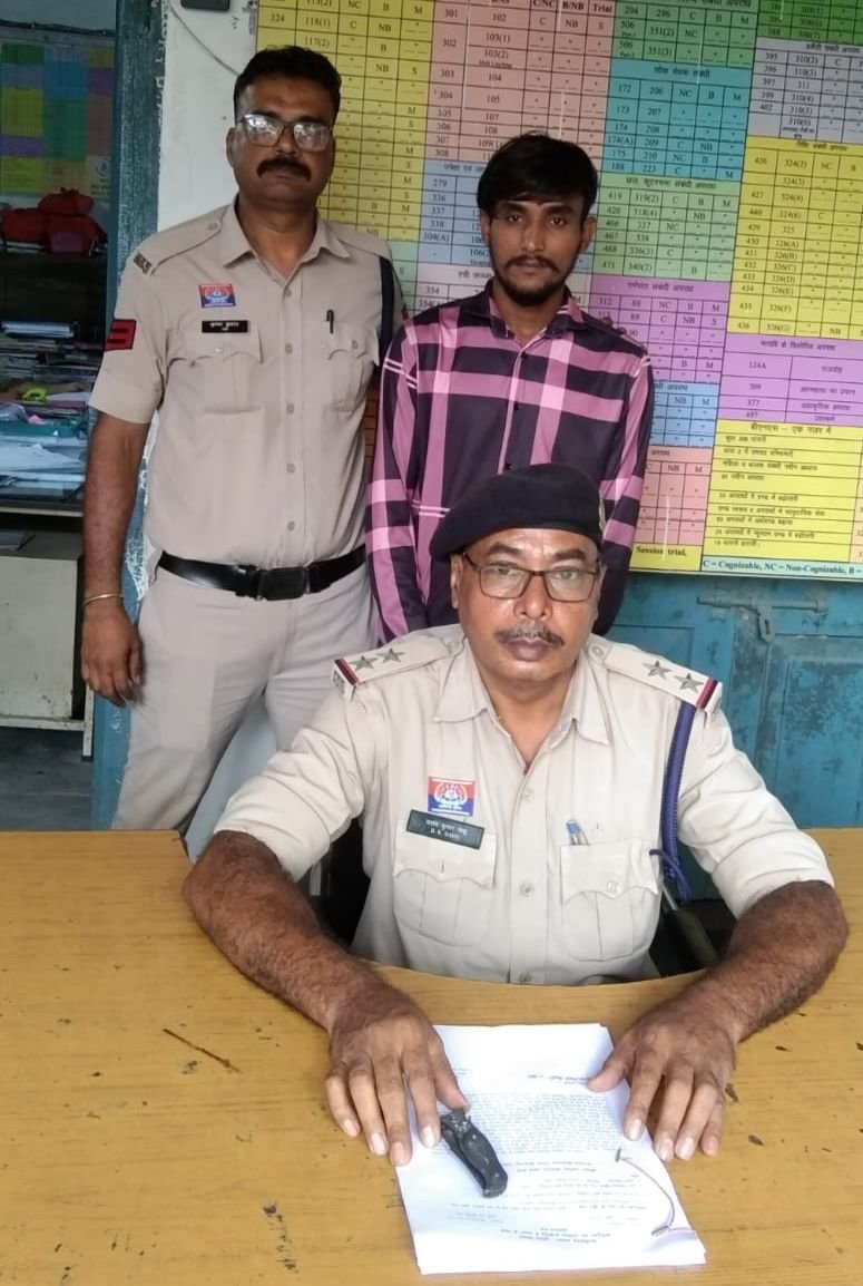 धारदार बटन वाला चाकू लेकर घूम रहा था युवक, सिटी कोतवाली पुलिस ने धर दबोचा<br>चाकू जब्त, आरोपी पर आर्म्स एक्ट के तहत मामला दर्ज