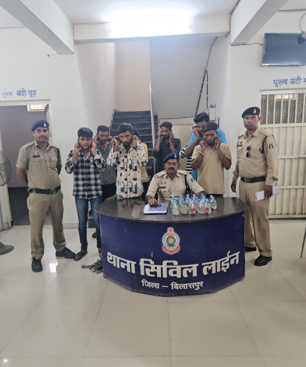 सिविल लाइन क्षेत्र में उपद्रव फैलाने वालों पर बिलासपुर पुलिस का शिकंजा — हथियार व शराब के साथ 11 बदमाश पकड़े गए एक पर आर्म्स एक्ट, एक पर आबकारी, नौ पर प्रतिबंधात्मक कार्रवाई