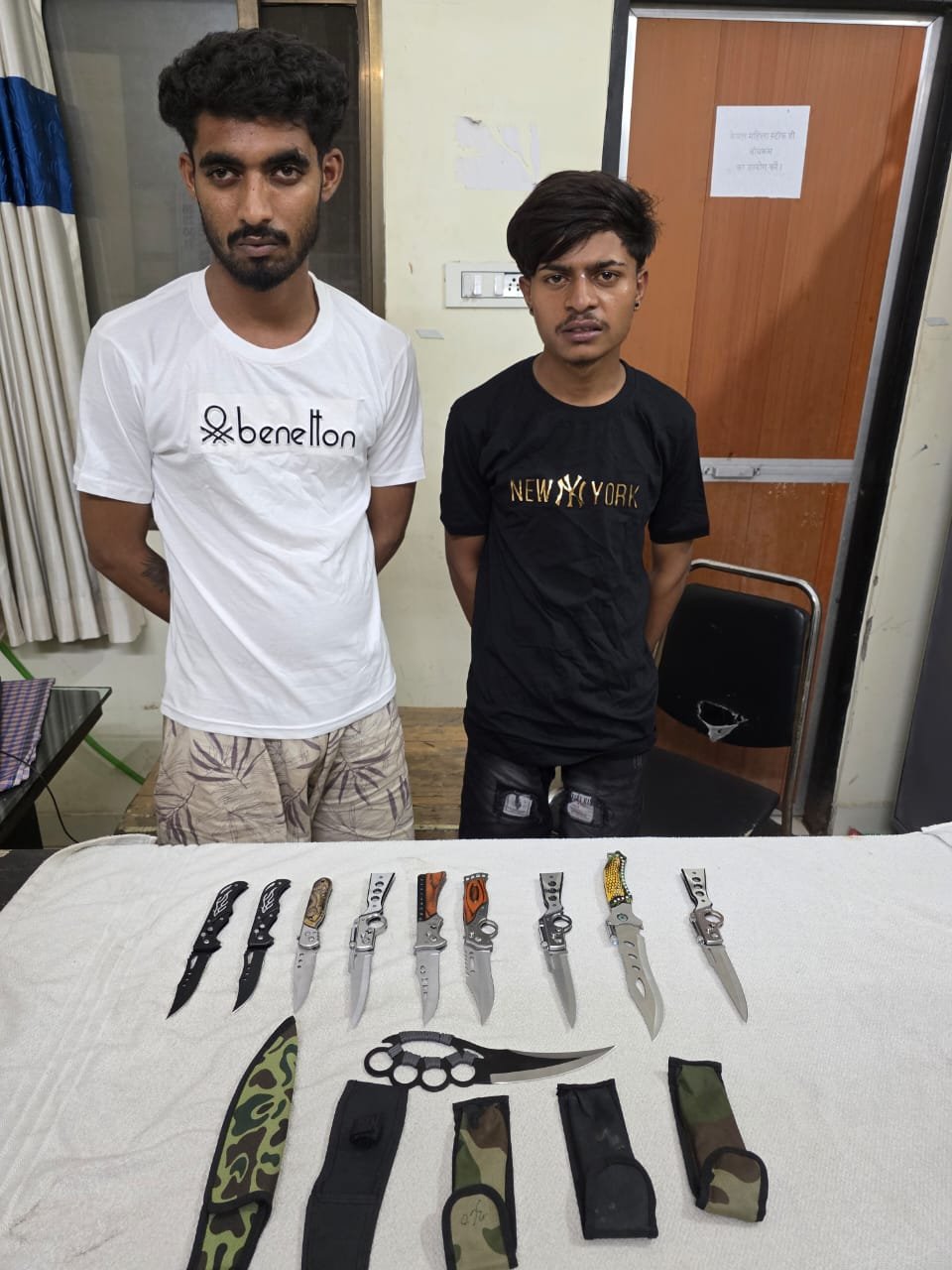 बटनदार धारदार चाकू लेकर घूम रहे दो युवक गिरफ्तार, 10 घातक हथियार जब्त<br>रेलवे स्टेशन क्षेत्र में एसीसीयू व तारबाहर पुलिस की संयुक्त कार्यवाही, आर्म्स एक्ट के तहत मामला दर्ज