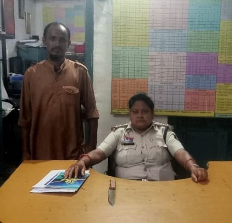 धारदार चाकू लेकर राहगीरों को डरा रहा युवक गिरफ्तार
