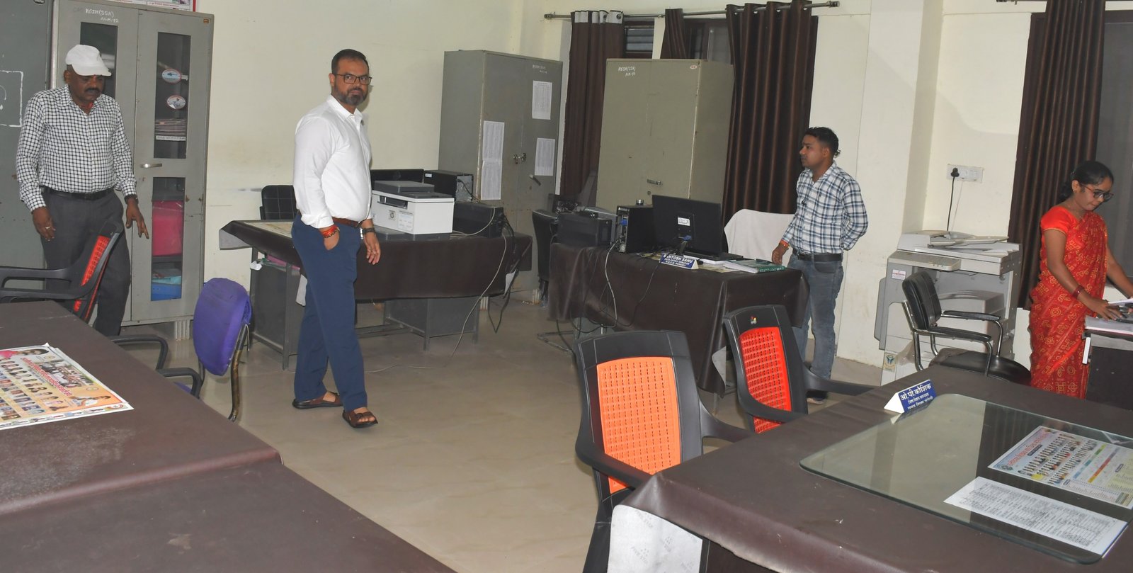 <br>कलेक्टर ने विभिन्न विभागीय कार्यालयों का किया औचक निरीक्षण, 20 से अधिक अधिकारी-कर्मचारी पाए गए अनुपस्थित
