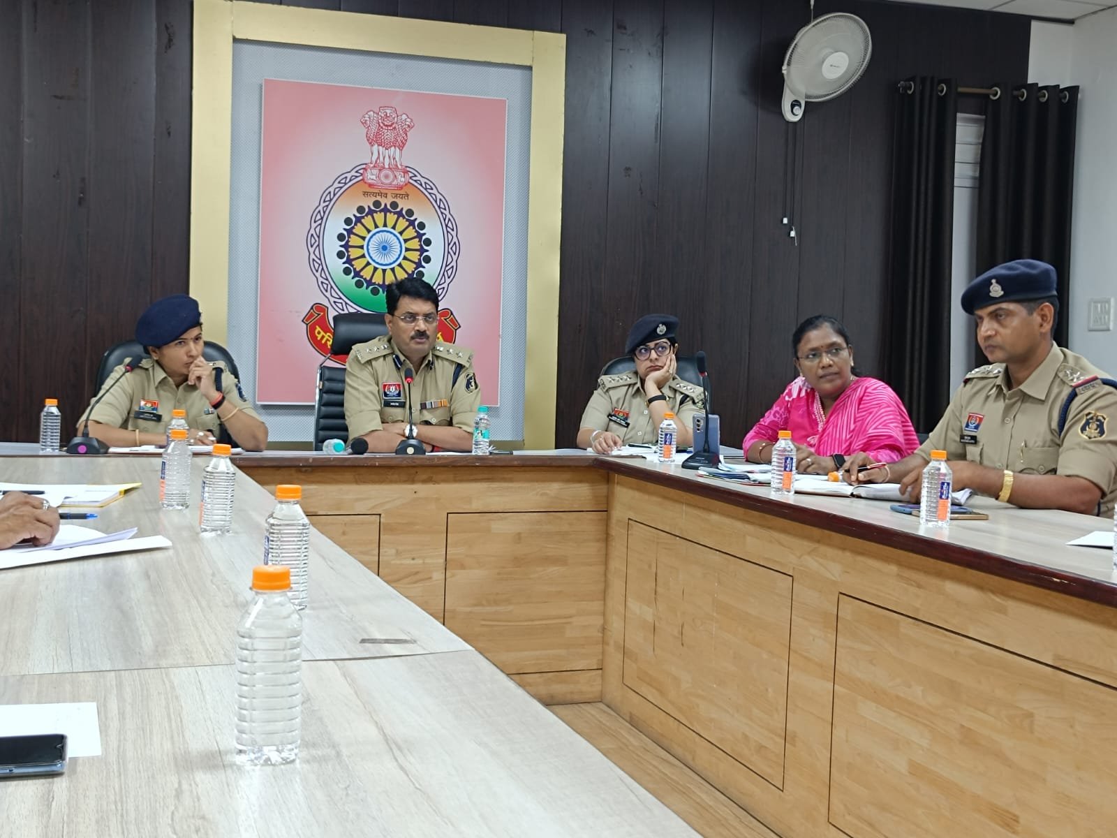 पुलिस कर्मचारियों और उनके परिवारों के कल्याण हेतु बैठक आयोजित