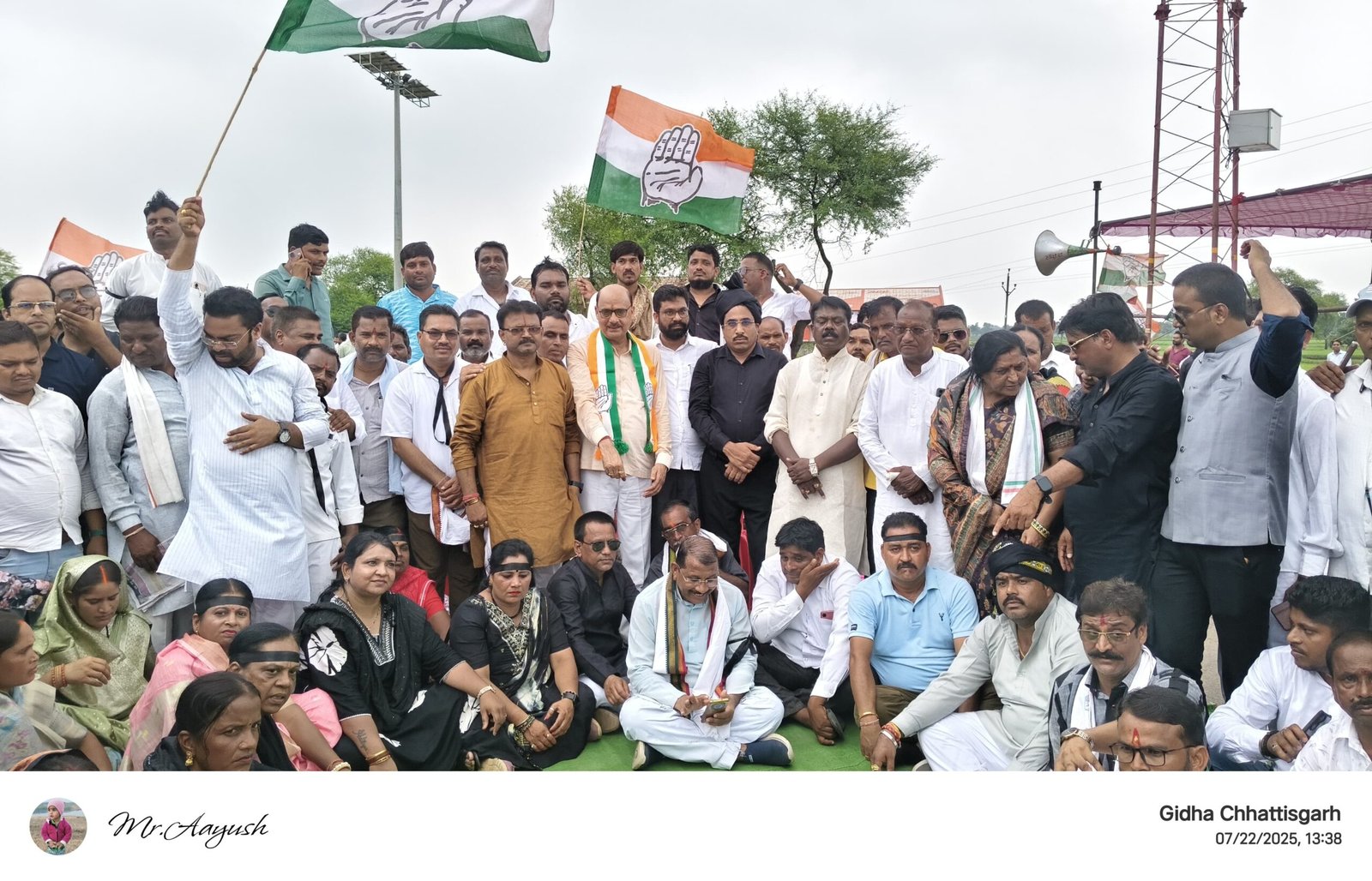 कांग्रेसियों ने किया नेशनल हाइवे 130 A को जाम प्रदेश सरकार के ताना शाही पूर्ण रविये से नाराज कांग्रेसी उतरे सड़को पर जाम किया बिलासपुर जबलपुर नेशनल हाइवे 130 A को
