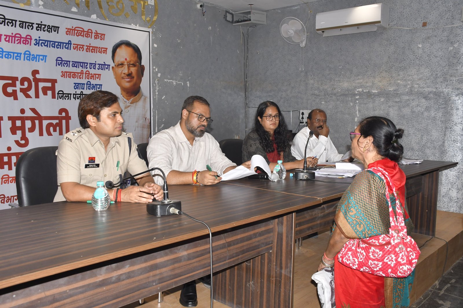 जनदर्शन: कलेक्टर ने सुनी आमजनों की मांगें एवं समस्याएं, नियमानुसार निराकरण के दिए निर्देश, 149 लोगों ने सौंपे आवेदन
