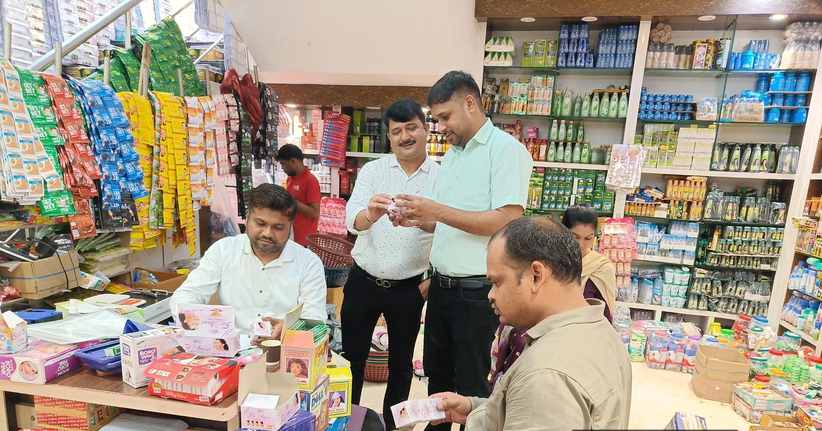नकली, मिलावटी कास्मेटिक व नारकोटिक दवाओं को रोकने की गई दुकानों व मेडिकल स्टोर्स की जांच