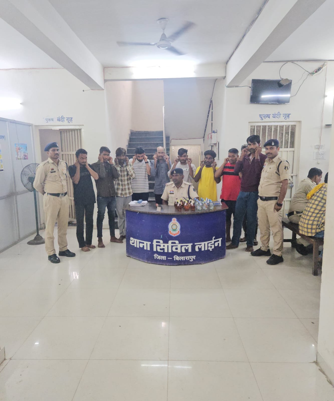तालापारा में बदमाशों पर बिलासपुर पुलिस की सख्त कार्रवाई, हथियार और शराब बरामद