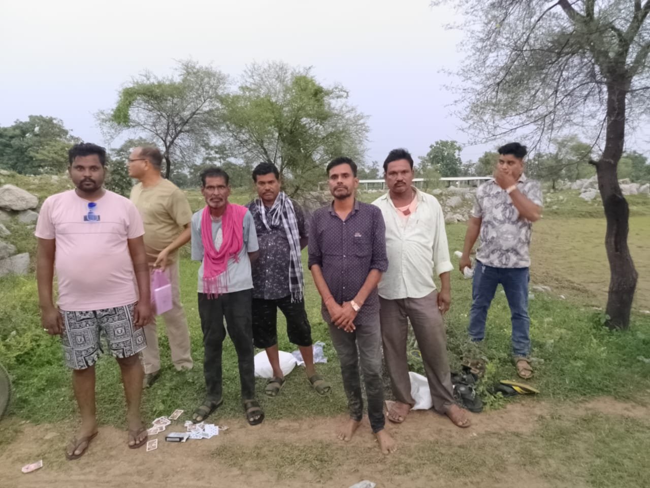 पचपेड़ी पुलिस की कार्रवाई : जुआ खेलते 5 आरोपी गिरफ्तार, 4 फरार, ताश, नगदी और बाइक जब्त