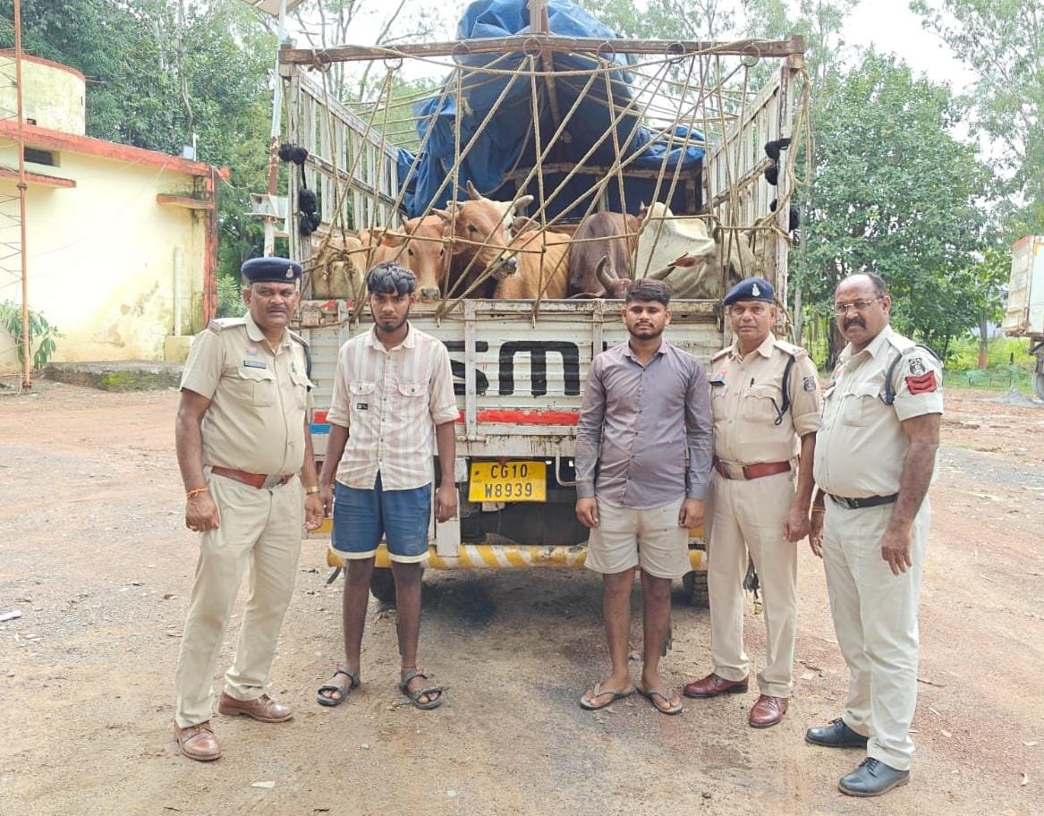 सीपत पुलिस की बड़ी कार्यवाही: मवेशी तस्करों को किया गिरफ्तार, 17 मवेशी और वाहन जब्त