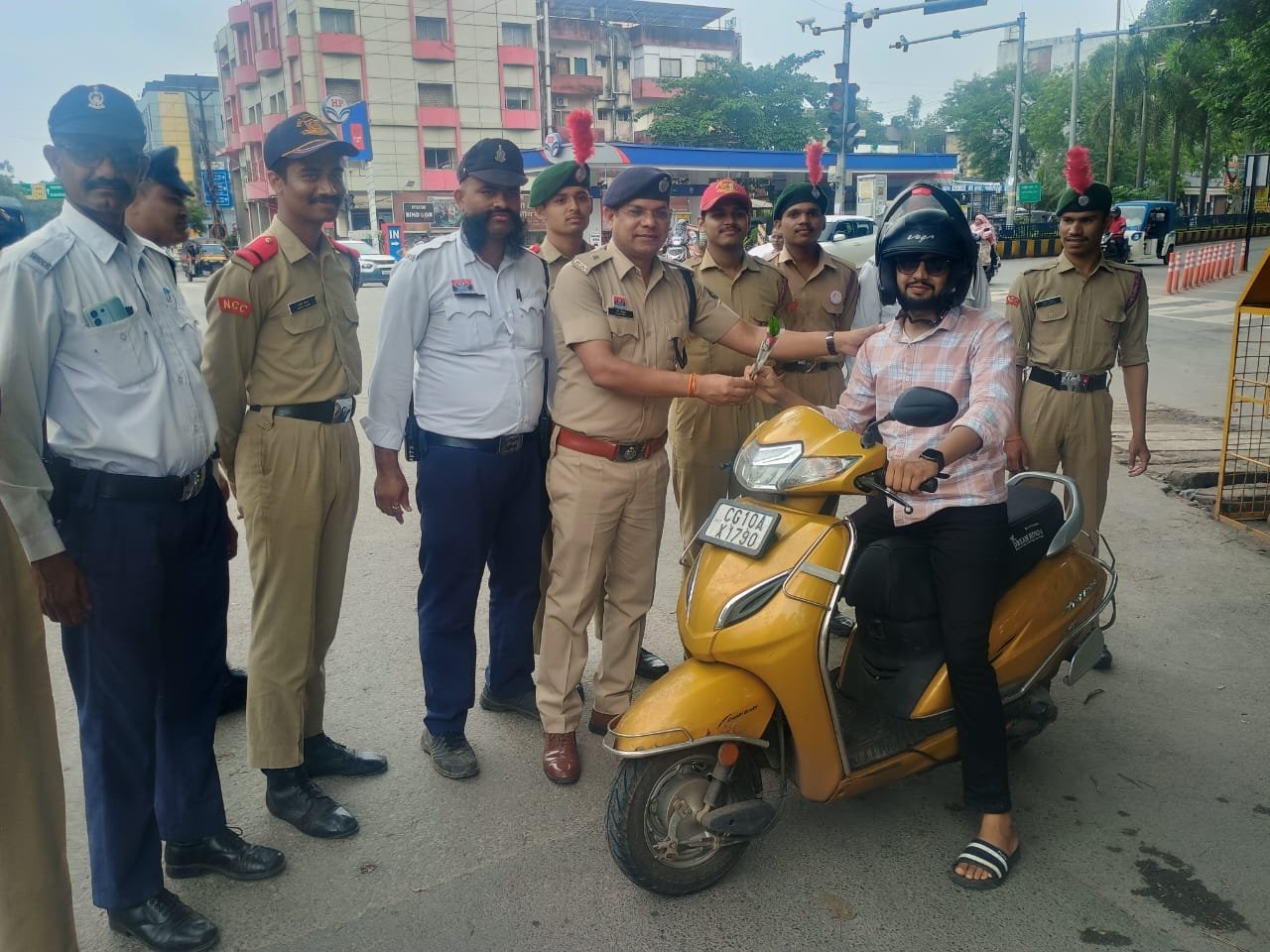 NCC स्काउट्स ने जाना यातायात पुलिस का जिम्मेदारी भरा कार्य<br>गुलाब फूल देकर नियमों का पालन करने वालों का किया सम्मान