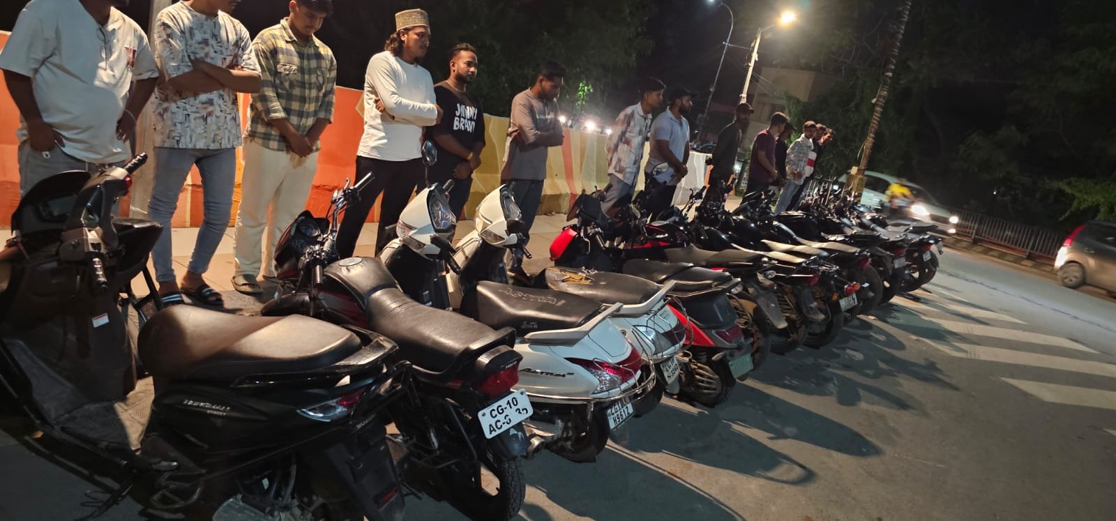 बिना नंबर प्लेट चलने वाले वाहनों पर बिलासपुर पुलिस की बड़ी कार्रवाई, 5 बाइक जब्त, 17 चालान<br>रिवर व्यू क्षेत्र में तीन घंटे चला सघन चेकिंग अभियान
