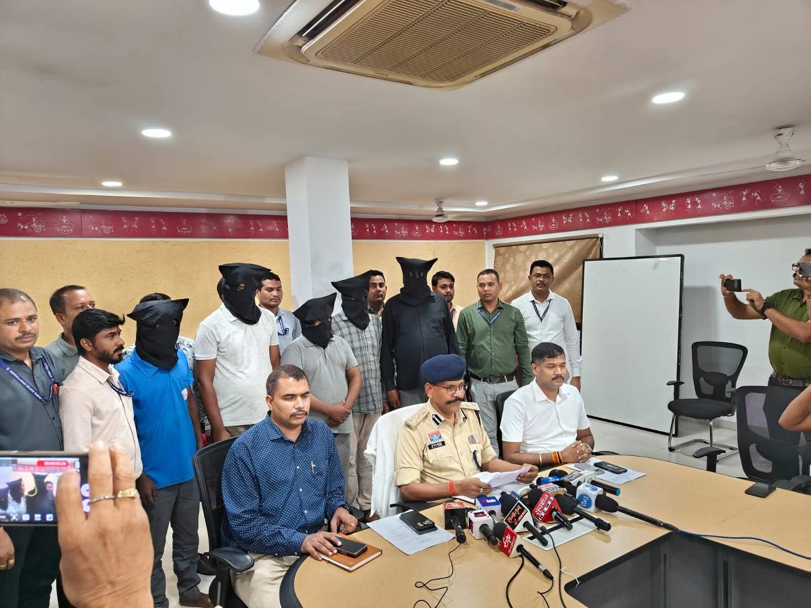 ऑपरेशन साइबर शील्ड की बड़ी सफलता: रायपुर पुलिस ने यूपी से 2.83 करोड़ ठगी करने वाले पांच अंतरराज्यीय आरोपियों को किया गिरफ्तार