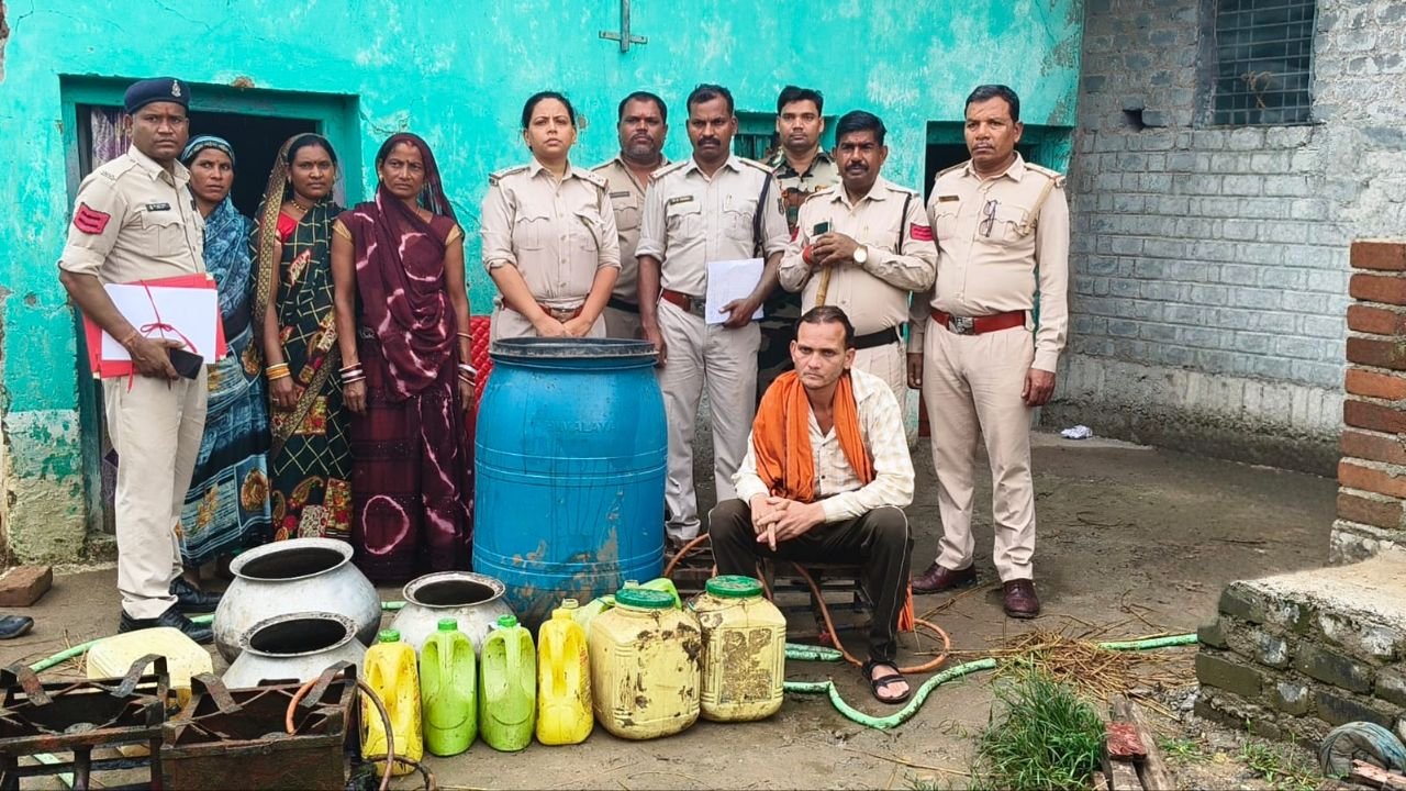 ग्राम कुकुसदा में आबकारी विभाग की दबिश, 50 लीटर कच्ची शराब व 400 किलो लाहन जब्त