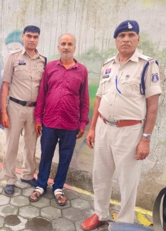 NDPS एक्ट का 10 साल से फरार आरोपी गिरफ्तार, लालपुर पुलिस को मिली बड़ी सफलता