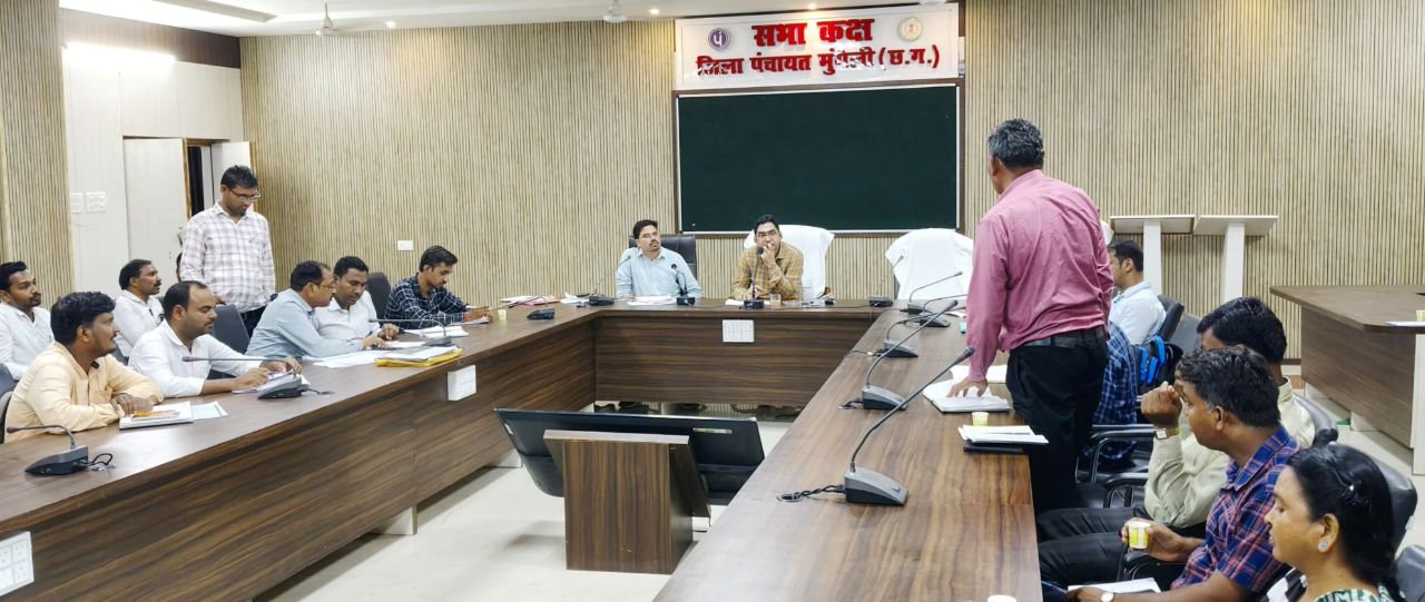 जिला पंचायत सीईओ ने की प्रधानमंत्री जनमन योजना अंतर्गत आवास निर्माण की समीक्षा